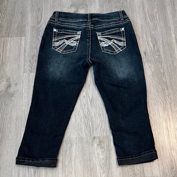 Women's No Boundaries Embellished Curvy Low Rise Jean Capri's (Junior, Size 9) - Picture 7 of 11